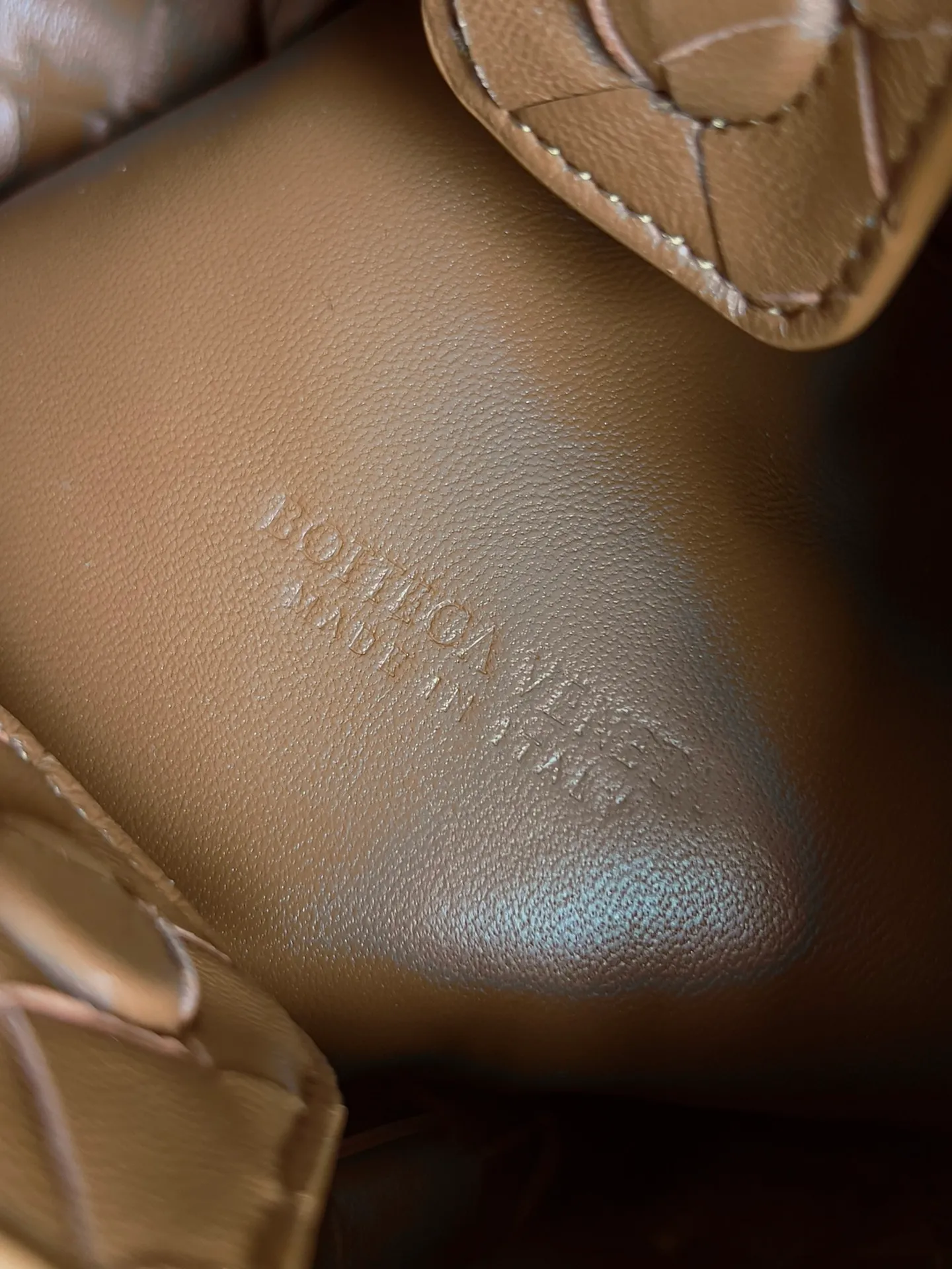 Batch 1760 BV home is new! Andiamo combines the Bottega Veneta archive parachute handbag to inherit retro elements and integrate modern trends. The same style as Shu Qi's in Beijing Night. It is a continuation of the classic bag. It has three functions: hand carry, shoulder and cross-body. It is embellished with metal brass knot buckles. It is small and has an amazing capacity. It can easily hold sunglasses in a box / small bottle of water / powder powder / charger and other daily necessities when going out. The upper body is versatile. Style number: 796569 Size: 21*17*16.5cm
